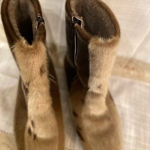 Scharpuro Racoon fur boots! In great condition/warm for the feet!!